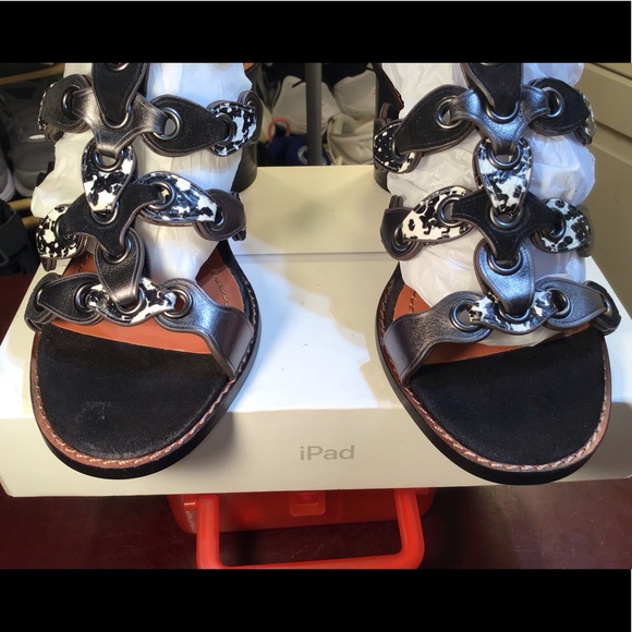 Beautiful Mid Heel Sandal WithCoach Link New without box but come with dust bag - Picture 3 of 16